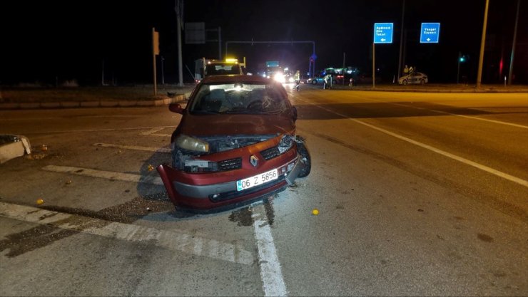Çorum'da kamyonetle otomobilin çarpışması sonucu 6 kişi yaralandı