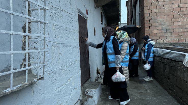 Diyarbakır'da öğrenciler yurtlardaki fazla yemekleri komşularıyla paylaşarak israfı önlüyor