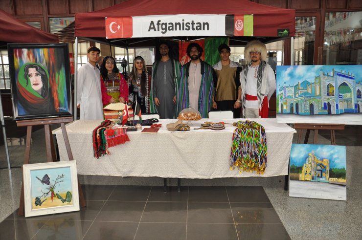 Kütahya'da uluslararası öğrencilerin ülkelerinin kültürlerini tanıttığı şenlik başladı