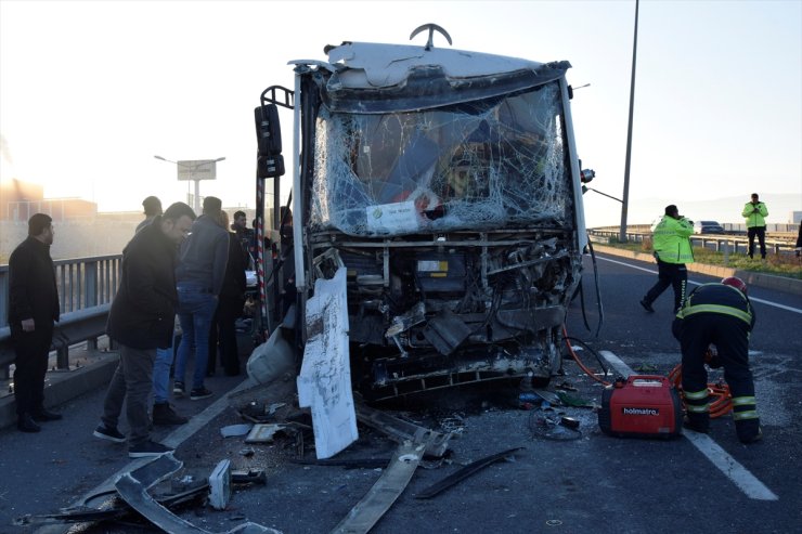 Manisa'da işçi servisinin tıra çarptığı kazada 22 kişi yaralandı