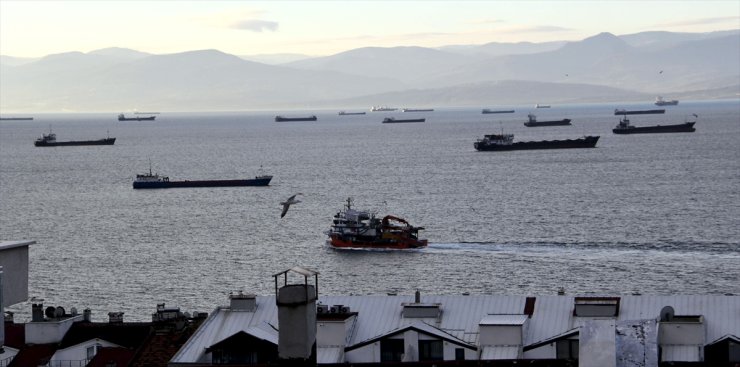 Meteorolojik uyarının ardından yük gemileri Sinop'un doğal limanına sığındı