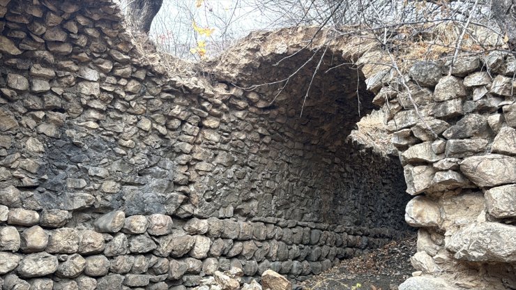 Nemrut Dağı eteklerinde yaklaşık 750 yıllık han ve köprü bulundu