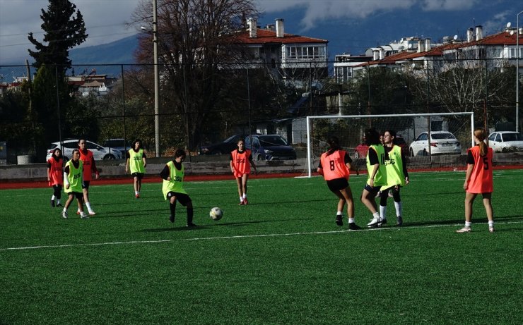 Öğretmen baba kızı için futbol kulübü kurdu