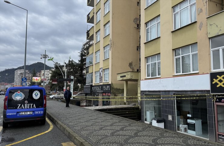 Rize'de tahliye edilen apartmanın sakinleri polis kontrolünde eşyalarını aldı