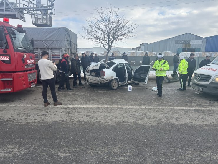 Sivas'ta park halindeki tıra çarpan otomobilin sürücüsü ağır yaralandı