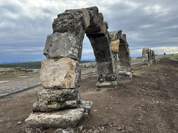 Uşak'taki Blaundos Antik Kenti'nin su kemerleri ayağa kaldırılıyor