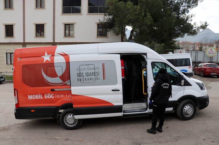 Amasya'da yol kontrolünde minibüste 20 düzensiz göçmen yakalandı