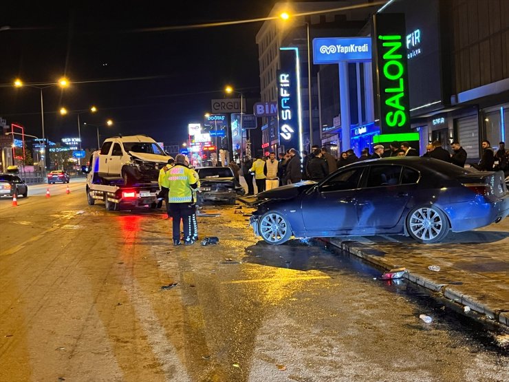 GÜNCELLEME - Denizli'de otomobil park halindeki araçlara çarptı, 3 kişi yaralandı