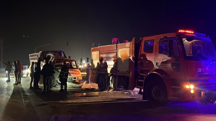 Hatay'da kamyonla çarpışan çekicideki 2 kişi yaralandı