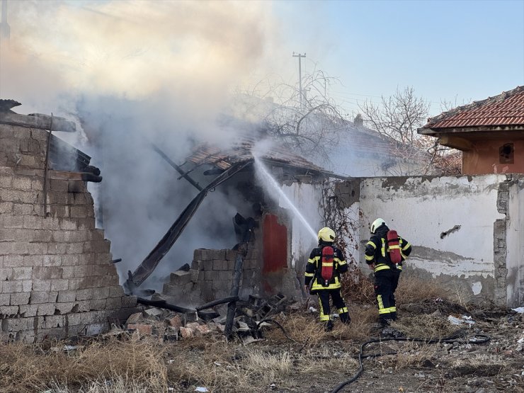 Kayseri'de yangın çıkan ev kullanılamaz hale geldi