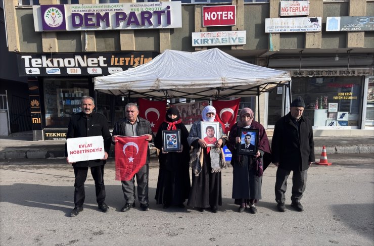 Muşlu aileler DEM Parti binası önündeki "evlat nöbeti"ni sürdürdü