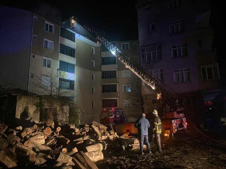 Sinop'ta bir apartmanın çatısında çıkan yangın hasara neden oldu