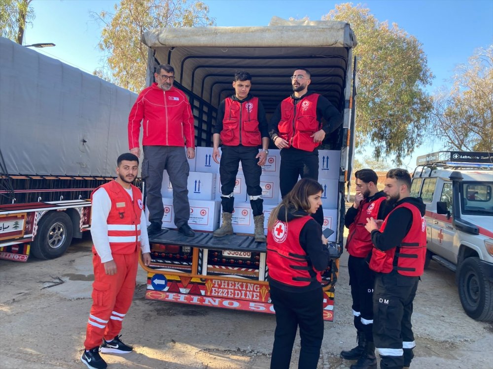 Türk Kızılay, İsrail'in yıkımına uğrayan Lübnan'ın güneyinde ihtiyaç sahiplerine yardım dağıttı