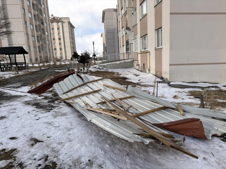 Ardahan'da fırtına çatıları uçurdu