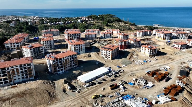 Hatay Arsuz'da deprem konutlarının yapımı sürüyor