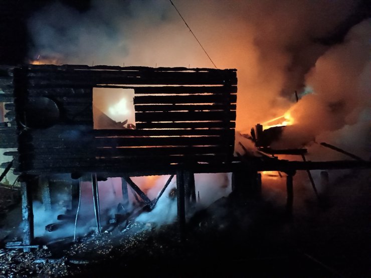 Kastamonu'da çıkan yangında 2 ev zarar gördü