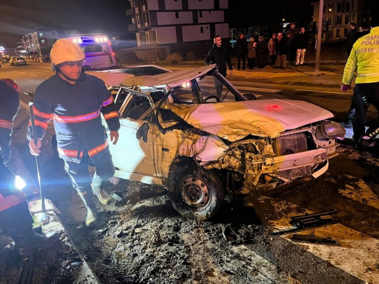 Sakarya'da iki otomobilin çarpıştığı kazada 4 kişi yaralandı