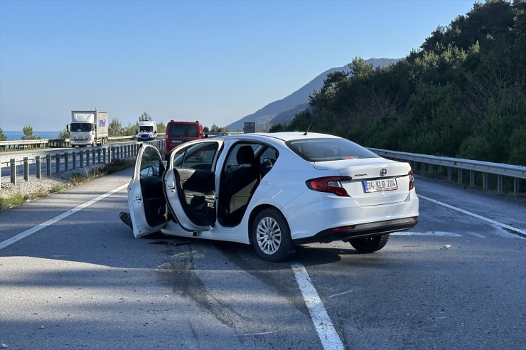 Sinop'ta bariyere çarpan otomobildeki 5 kişi yaralandı