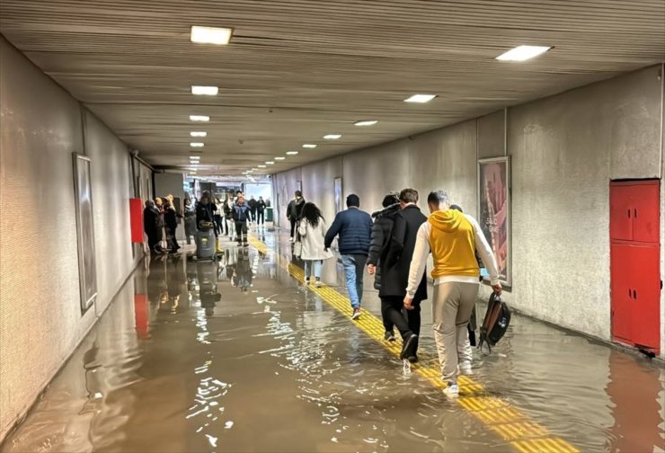 Fatih'te metro alt geçidini kanalizasyon suyu bastı