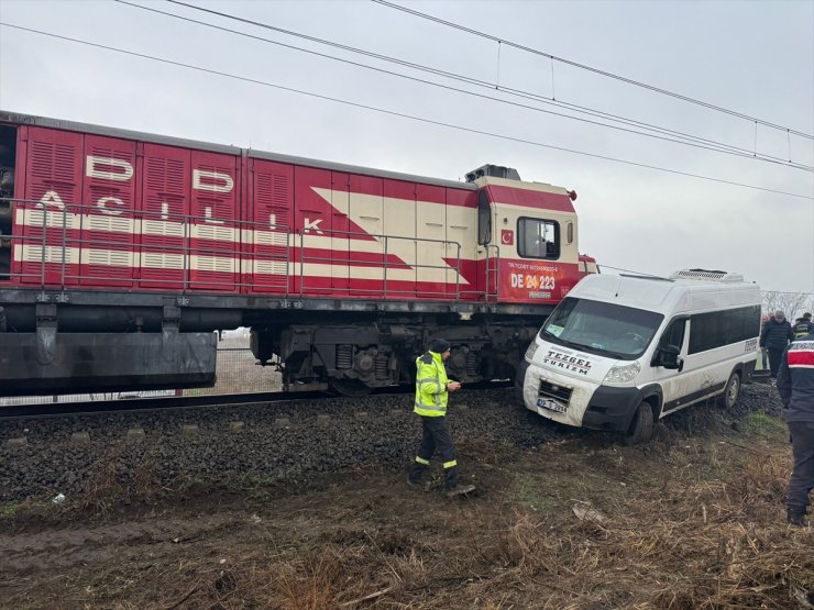 Kırklareli'nde hemzemin geçitte trenin çarptığı servis minibüsündeki 2 kişi yaralandı