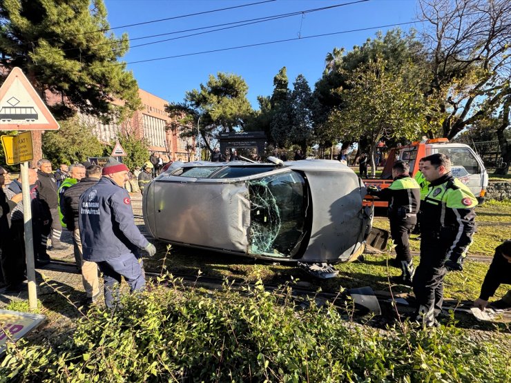 Samsun'da devrilen otomobil, tramvay seferlerini aksattı