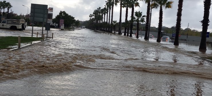 Manavgat'ta şiddetli yağışta mahsur kalan 236 kişi güvenli alanlara tahliye edildi