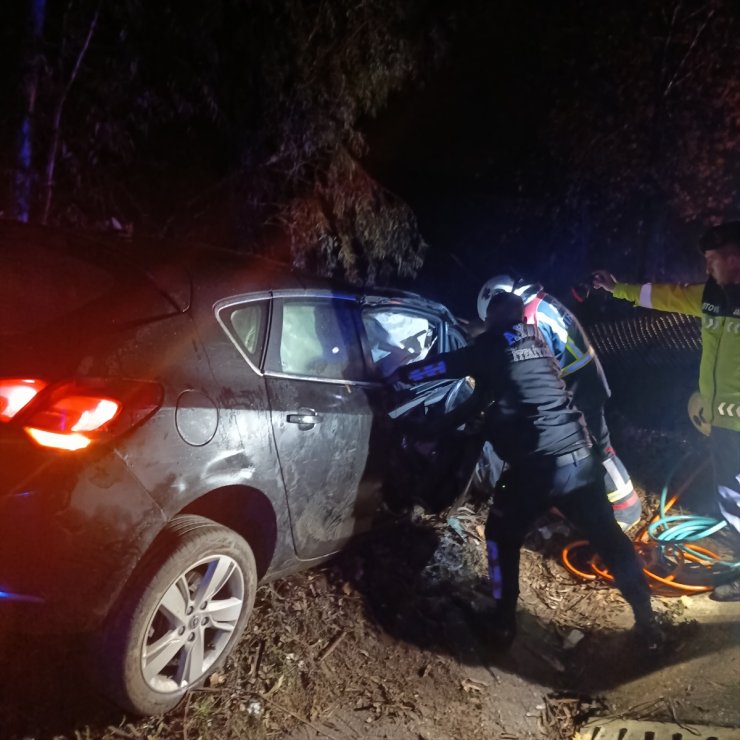 Aydın'da bariyere çarpan otomobildeki kadın öldü, eşi ve çocuğu yaralandı