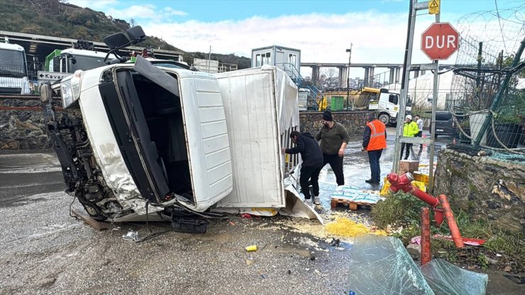 Beykoz'da devrilen kamyonetteki 2 kişi yaralandı