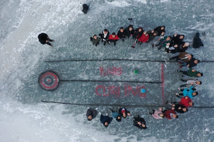 Çıldır Gölü'nün buzla kaplı yüzeyi curling sporcuları için antrenman alanı oldu