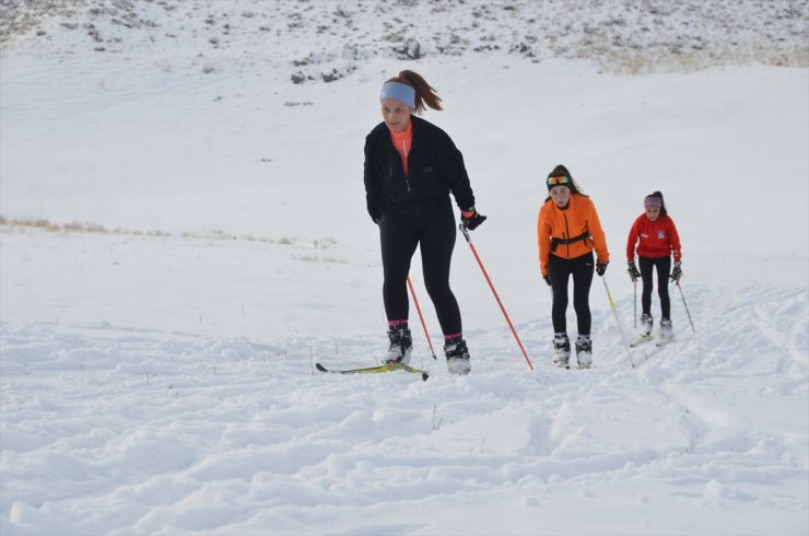 Hakkari'de milli takıma girme hayali kuran kayak sporcuları, çalışmalarını sürdürüyor