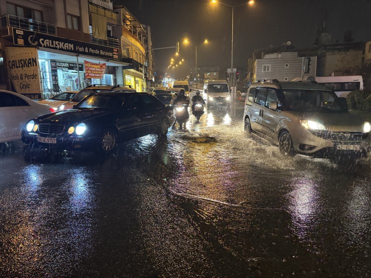 İzmir'de sağanak etkili oldu