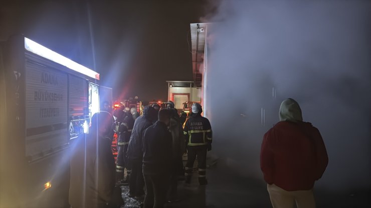 Adana'da tavuk çiftliği deposunda çıkan yangın hasara yol açtı