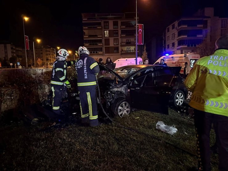 Denizli'de anıt duvarına çarpan otomobildeki 1 kişi öldü, 1 kişi yaralandı