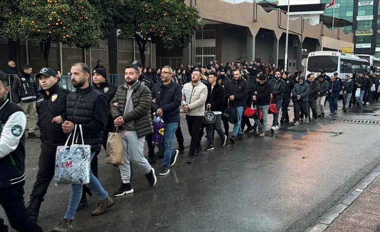 Mersin'deki "Zincir" operasyonunda yakalanan 114 şüpheli adliyeye sevk edildi