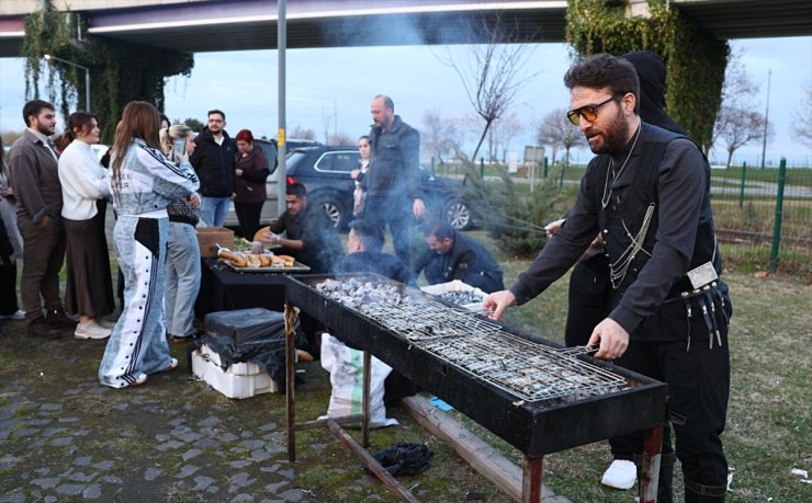 Samsun'da ihtiyaç sahibi çocuklar için düzenlenen şenlikte 300 kilogram hamsi dağıtıldı