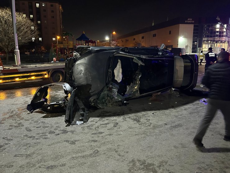 Uşak'ta otomobilde sıkışan sürücü itfaiye ekiplerince kurtarıldı