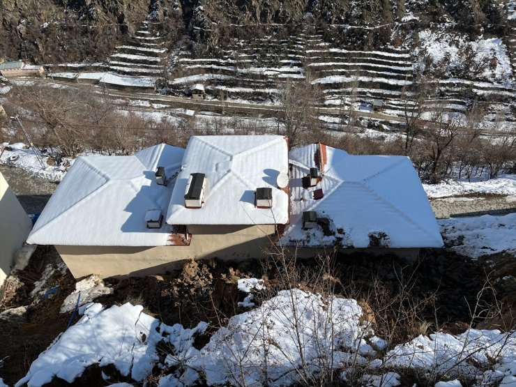 Artvin'de heyelan nedeniyle 3 katlı bina zarar gördü