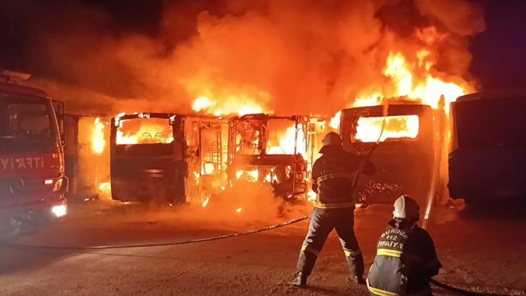 GÜNCELLEME - Burdur'da çıkan yangında 6 özel halk otobüsü zarar gördü