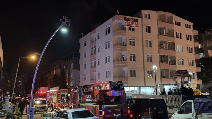 Samsun'da 5 katlı binanın çatısında çıkan yangın maddi hasara neden oldu