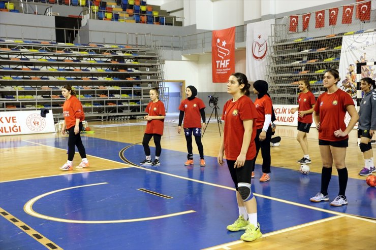 Şanlıurfalı hentbolcu genç kızların hedefi üst lige çıkmak