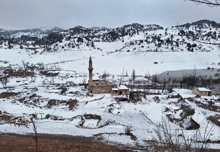 Sivas'ta baraj altında kalan köy, sular çekilince karla kaplandı