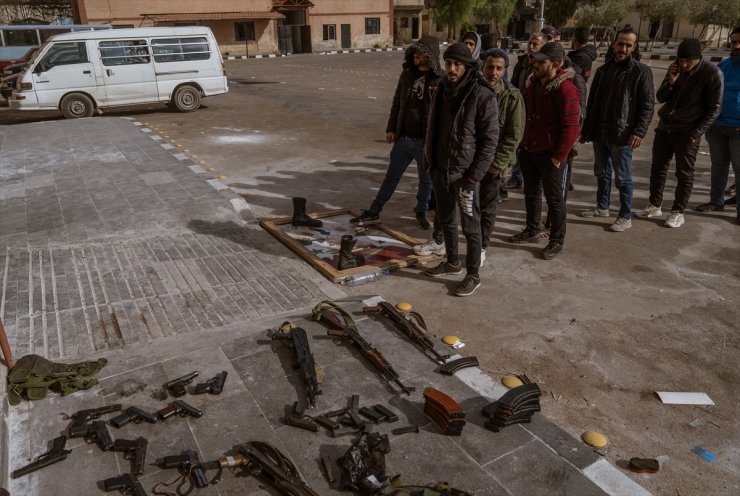 Suriye'de rejim unsurları silahlarını teslime ve yeni yönetime kayıt yaptırmaya devam ediyor