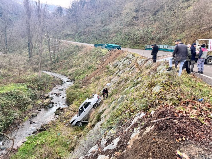 Trabzon'da dere yatağına devrilen otomobildeki 4 kişi yaralandı