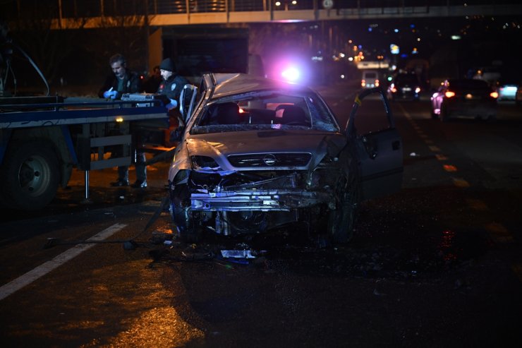 Başkentte otomobilin refüje çarpması sonucu 1 kişi öldü, 2 kişi yaralandı