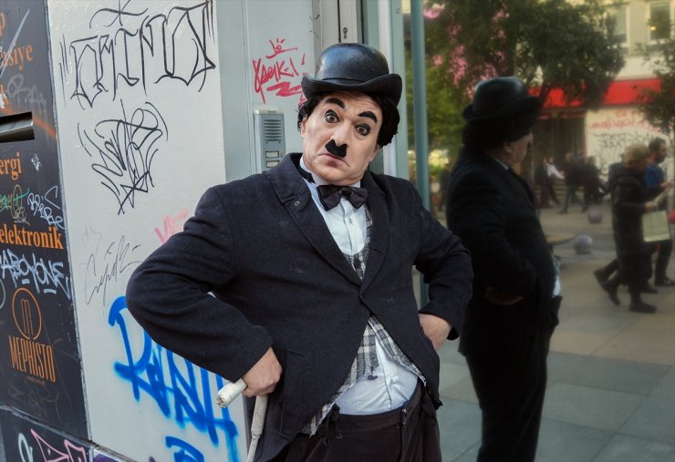 Charlie Chaplin'in ünlü "Şarlo" karakteriyle Kadıköy sokaklarında neşe saçıyor