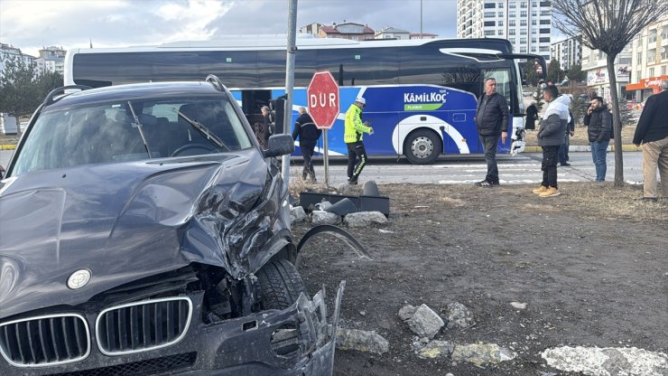 Sivas'ta yolcu otobüsü ile çarpışan cipteki 3 kişi yaralandı