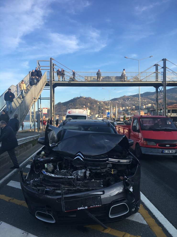 Trabzon'da ambulans ile 2 aracın karıştığı kazada 8 kişi yaralandı