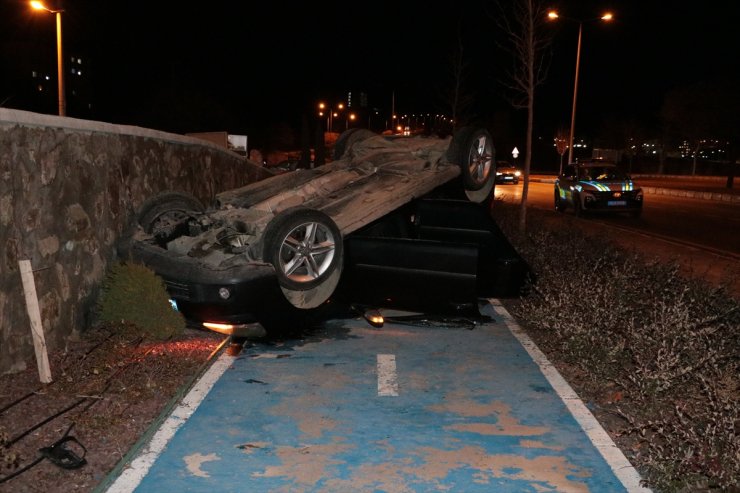 Yozgat'ta devrilen otomobildeki 3 kişi yaralandı