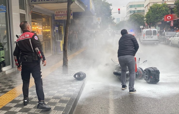 Adana'da bir kişi sürekli arızalandığını öne sürdüğü motosikletini ateşe verdi