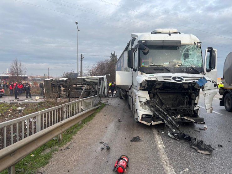 GÜNCELLEME - Balıkesir'de okul servisi ile tırın çarpışması sonucu 26 kişi yaralandı